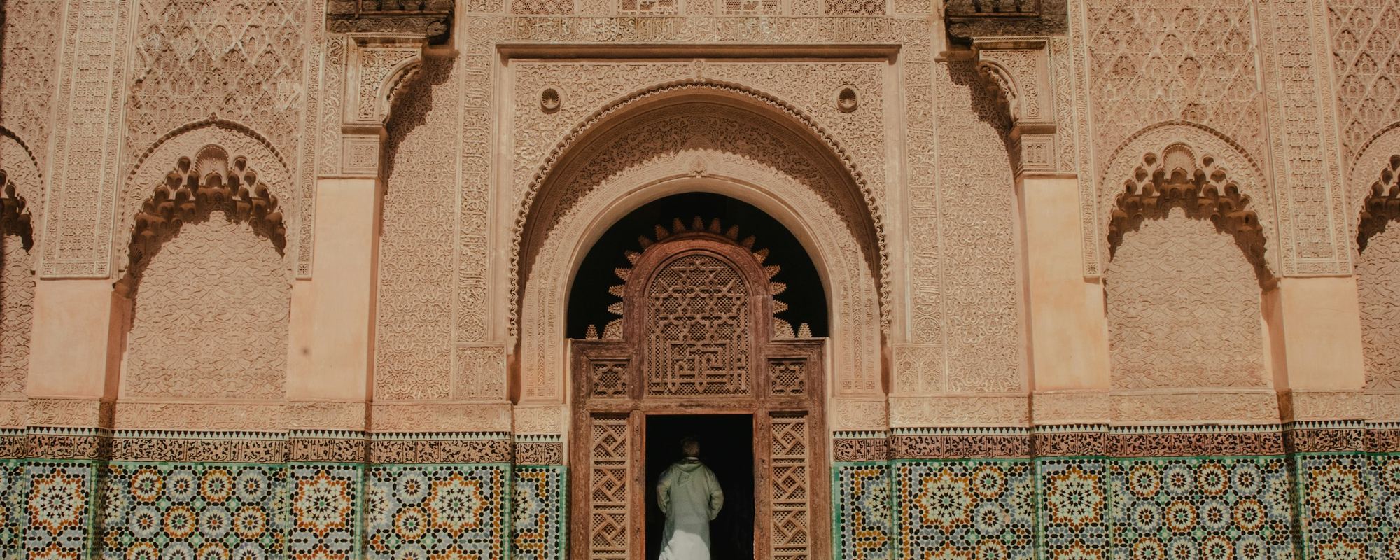 Cour de la médersa Ben Youssef à Marrakech, stuc sculpté et zellige
