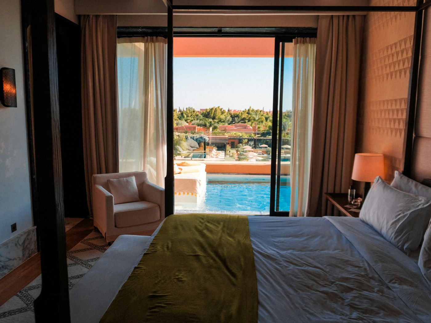 Chambre contemporaine à Marrakech, ouverte sur la piscine
