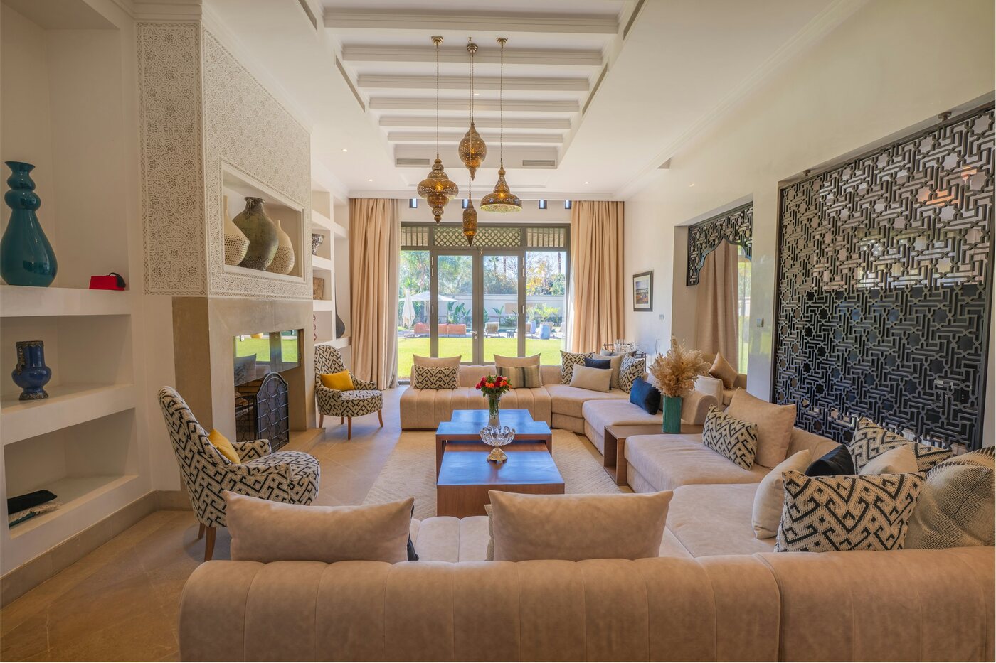 Salon à la décoration marocaine d'une location courte durée